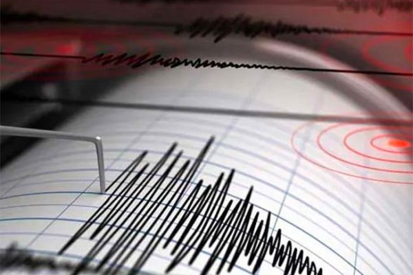 ජර්මානු භූ විද්‍යා පර්යේෂණ මධ්‍යස්ථානය (GFZ) වාර්තා කළේ, ඉරිදා දිනයේ ඉන්දුනීසියාවේ සුලවේසි දූපතට රික්ටර් මාපක 5.7ක භූමිකම්පාවක් බලපෑ බවයි. මෙම භූමිකම්පාව කිලෝමීටර 10ක ගැඹුරකින් සිදු වූ බව GFZ ආයතනය වැඩිදුරටත් සඳහන් කළේය. මෙතෙක් කිසිදු ජීවිත හානියක් හෝ බරපතල දේපල හානියක් වාර්තා වී නොමැති අතර, බලධාරීන් තත්ත්වය නිරීක්ෂණය කරමින් සිටී. ඉන්දුනීසියාවේ මෑතකදී සිදු වූ භූමිකම්පා මෙම භූමිකම්පාව සිදුවූයේ, ඉන්දුනීසියාවේ නැගෙනහිර පැපුවා ප්‍රදේශයට රික්ටර් මාපක 6.3ක භූමිකම්පාවක් බලපා දින කිහිපයකට පසුවයි. එක්සත් ජනපද භූ විද්‍යා සමීක්ෂණයට අනුව, එම භූමිකම්පාව දේශීය වේලාවෙන් පස්වරු 5:24ට පමණ සිදු වූ අතර, එහි කේන්ද්‍රය පැපුවා හි අබේපුරා නගරයේ සිට කිලෝමීටර 193ක් පමණ වයඹ දෙසින් පිහිටා තිබුණි. මෙම භූමිකම්පාවෙන් පසු සුනාමි තර්ජනයක් නොමැති බව පැසිෆික් සුනාමි අනතුරු ඇඟවීමේ මධ්‍යස්ථානය තහවුරු කළේය. ඉන්දුනීසියාවේ භූ කම්පන අභියෝගය ඉන්දුනීසියාව මෑත සති කිහිපය තුළ භූමිකම්පා මාලාවකින් කම්පනයට පත්ව ඇත. මෙම දූපත් සමූහය පැසිෆික් "ගිනි වළල්ල" (Ring of Fire) යනුවෙන් හඳුන්වන අධික ලෙස අස්ථිර කලාපයක කොටසකි. එහිදී භූ තල එකිනෙක ගැටීමෙන් නිතර භූ කම්පන ක්‍රියාකාරකම් ඇති වේ. යුරේසියානු, පැසිෆික් සහ ඉන්දු-ඕස්ට්‍රේලියානු භූ තල එක්වන ස්ථානයේ පිහිටා ඇති ඉන්දුනීසියාවට නිරන්තර භූ තල චලනයන් බලපාන අතර, එය ජාවා, සුමාත්‍රා සහ සුලවේසි වැනි ප්‍රදේශවල භූමිකම්පා ඇති කරයි. මෙම කලාපයේ භූ තලවල නිරන්තර චලනය හේතුවෙන් භූ කම්පන නිරන්තර තර්ජනයක් ලෙස පවතින අතර, අඛණ්ඩ අවධානය සහ ආපදා සූදානම අත්‍යවශ්‍ය වේ. දේශීය බලධාරීන්ට අනුව, මෑත සති කිහිපය තුළ රික්ටර් මාපක 5.0 සිට 7.1 දක්වා ප්‍රබල භූමිකම්පා ජාවා, සුමාත්‍රා සහ අනෙකුත් ප්‍රදේශවලට බලපෑ අතර, ඒවා භීතියක් ඇති කළද බරපතල ජීවිත හානි හෝ දේපල හානි සිදු වී නැත.