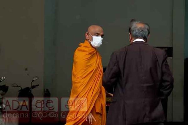 හිටපු පාර්ලිමේන්තු මන්ත්රී අතුරලියේ රතන හිමි රක්ෂිත බන්ධනාගාරගත කෙරේ. Former MP Ven. Athuraliye Rathana Thero remanded